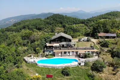Image de merveilleux chalets dans la nature intacte du nord de la Toscane, piscine privée & Spa
