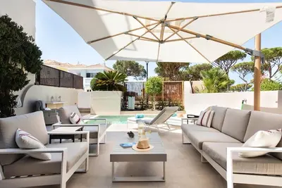 Image de Villa familiale avec piscine privée chauffée et vue imprenable depuis la terrasse sur le toit