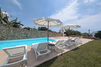 Image de Vues spectaculaires sur la mer et piscine privée. Offre spéciale - Sept maintenant 749 £ par semaine
