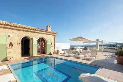 Image de Villa au design unique et vue mer, à 5 km de la plage!