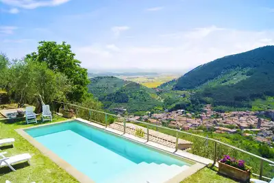 Image de Villa in Tuscany with private pool and Wi-fi above historic Buti, near Pisa