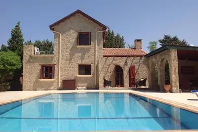 Image de Belle villa, grand jardin privé avec piscine, wifi gratuit