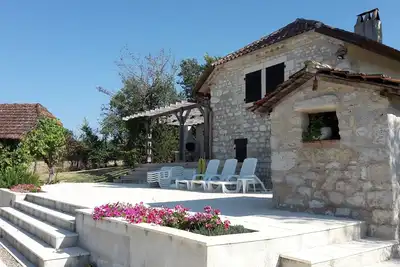 Image de Chalet rural français restauré avec piscine chauffée et terrain paisible