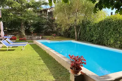 Image de Villa, piscine privée dans village, restaurants, four à pizza, produits gratuits
