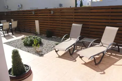 Image de Appartement de luxe à Paphos avec un beau jardin et un jacuzzi privé