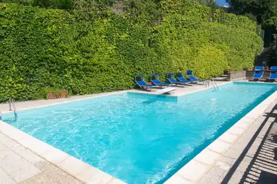 Image de Vue panoramique sur le lac, piscine privée, plage privée, près de Rome