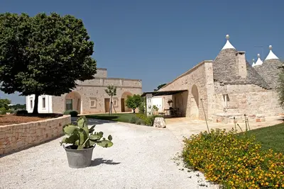 Image de Trulli milieu, vieille maison en pierre dans un lieu de tranquillité absolue