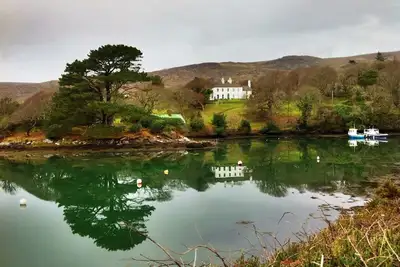 Image de 3 maisons du 18e siècle sur le même site, sur la côte sud du Kerry