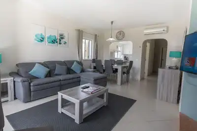 Image de Récemment rénové Rez-de-chaussée 3 chambres face à Apt, Wifi, Live Uk Tv. & Climatisation