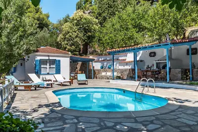 Image de Charming cottage with pool in private land, in the coyntry