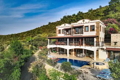 Image de Spacieuse villa familiale privée avec une vue imprenable