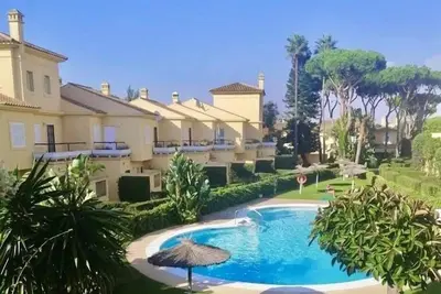 Image de Appartement à 600m de la plage de La Barrosa, avec piscine et courts de paddle.