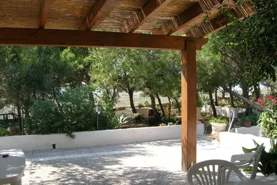 Image de Favignana: 2 Dort Dans Le Vert D'Un Merveilleux Pinewood