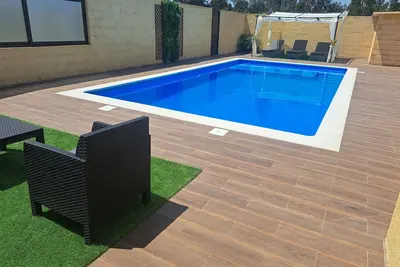 Ideal for families with children, has plenty of room to play. Pets accepted