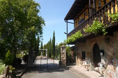 Image de Maison avec piscine, court de tennis 4000m jardin, terrasse, barbecue. .