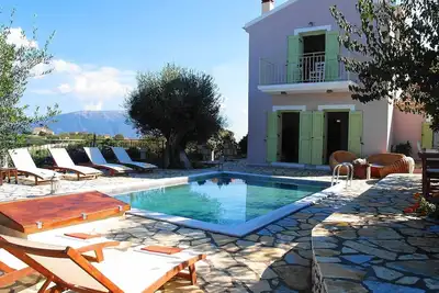 Image de Villa avec piscine privée construite avec une architecture céphalonienne traditionnelle