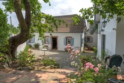 Image de Paisible maison de campagne pays de 6 chambres avec un terrain spacieux, court de tennis et piscine