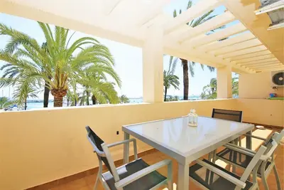 Appartement spacieux avec piscine, Wifi et vue, Première ligne dans le port près des plages