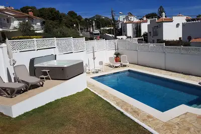Belle villa avec vue mer, grande piscine et jacuzzi
