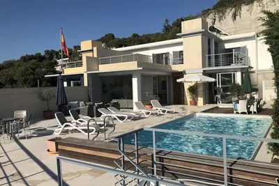 Image de Superbe villa, piscine chaude (avril à oct), 7 min de la plage/des restaurants