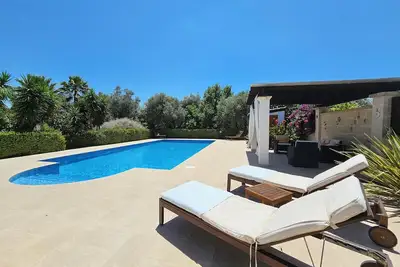 Image de Charmante villa de campagne avec piscine privée située dans un beau jardin.