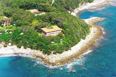 Image de Maison dans villa avec terrasse vue mer
