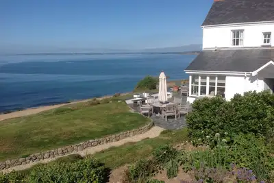 Image de Cliff Top Home avec vue imprenable sur la mer de presque chaque pièce de la maison.