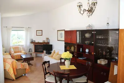 Image de Maison avec vaste espace environnant et de soins