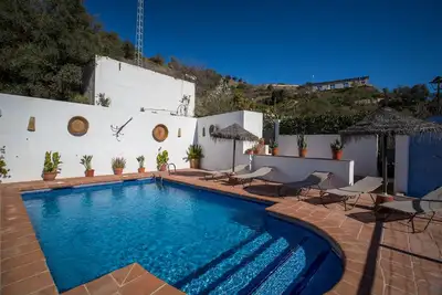 Image de Maison rurale confortable avec piscine et barbecue à la campagne.