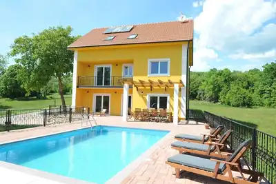 Maison De Vacances Individuelle Avec Piscine Pour 10 Personnes