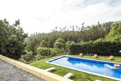 Image de tourisme rural, randonnée, piscine privée, plage à 15 km, 8 personnes