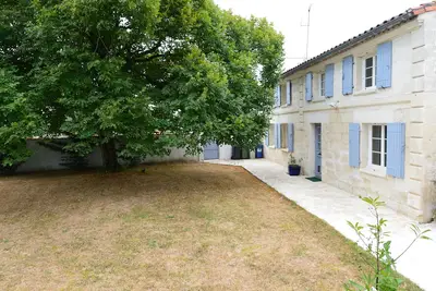 Image de propriété Charentaise rénovée avec piscine privée. 9 couchages. Animaux acceptés