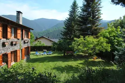 Image de Rez-de-chaussée d'une maison rustique isolée avec jardin