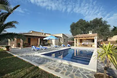 Image de Villa construit en pierre avec piscine et jardin privés