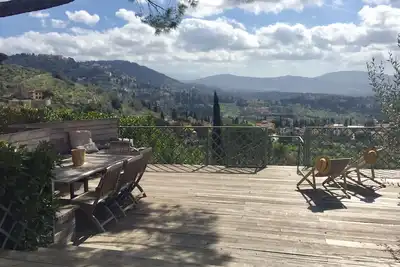 Image de Maison avec piscine et vue magnifique à 15 'du centre ville