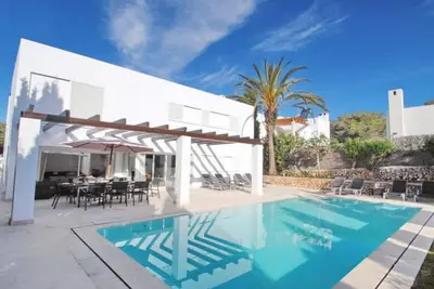 Image de Cette villa moderne et contemporain se tient sur ses propres terres gated dans un quartier calme.