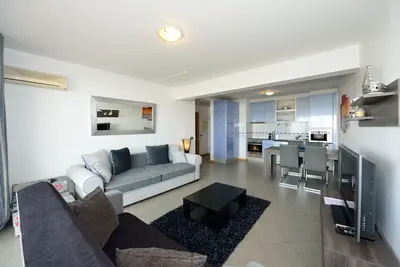 Appartement de luxe entièrement climatisé au 9ème étage avec balcon et vue sur l'océan