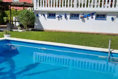 Image de Villa Avec Grand Jardin Et Piscine Dans Un Environnement Naturel