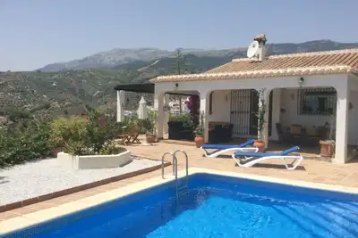 Belle villa 3 chambres avec piscine privée, vue imprenable, à proximité de Competa