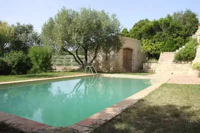 Image de Maison d'été, dans un milieu calme, bien communiqué avec la mer et l'intérieur.