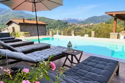 Image de Belle maison de village, piscine. A' pied au restaurant. Wifi. Changement flexible.