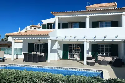 Image de Belle villa familiale avec piscine privée chauffée, WiFi, salle de billard et vue