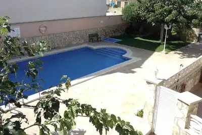 Bel appartement au rez-de-chaussée avec piscine.