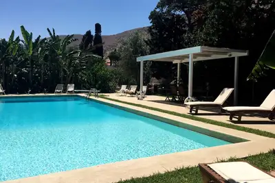 Image de Fantastique piscine entourée de 10 000 mètres carrés de jardin privé