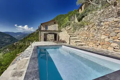 Image de Spacieux, maison de vacances élégant pour 6. Piscine privée, terrasses et vue sur la montagne.