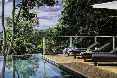 Image de Élégant villa de crête de la jungle avec une vue imprenable près de la plage, des restaurants et Fort