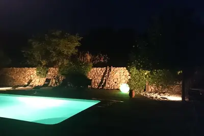 Image de Villa avec piscine et jardin