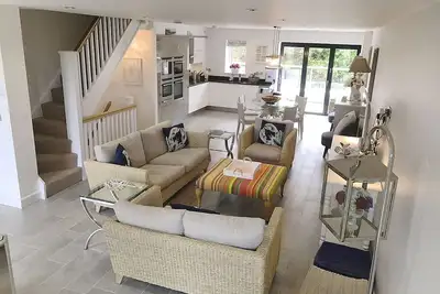 Image de Superbe maison, 6min plage / golf. Nouvelle construction, 5 *. Promenades fabuleuses, bons restaurants.