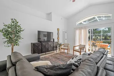 Image de Villa contemporaine de 4 chambres avec piscine près de Disney World Orlando