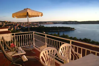 Image de Yellow House A2, endroit idéal pour les vacances d'été. Vues de grille et l'emplacement! ! !